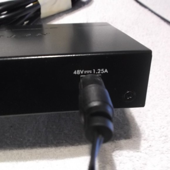 NETGEAR 5 Port PoE Gigabit Ethernet Switch with 4-port PoE GS305P AC Adapter - Picture 3 of 6